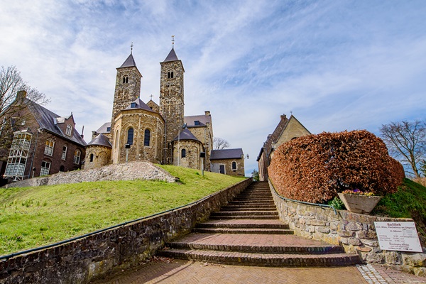De Basiliek van St. Odiliënberg op een zomerdag gezien van onder de heuvel waar de kerk staat
