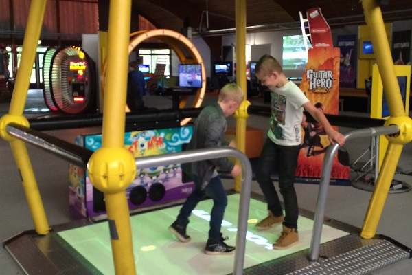 Twee jongens spelen een spel bij Gamecenter E-Village Roggel