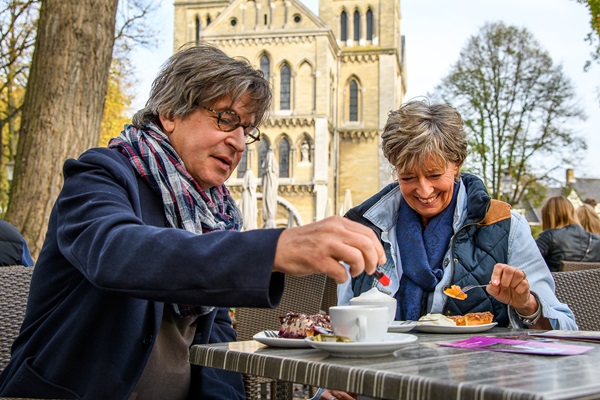 Ouder stel geniet van een kop koffie met een echt stuk Limburgse vlaai