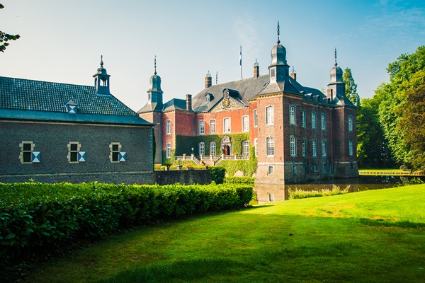 Kasteel Hillenraad in Swalmen, een van de mooiste bezienswaardigheden in de gemeente Roermond