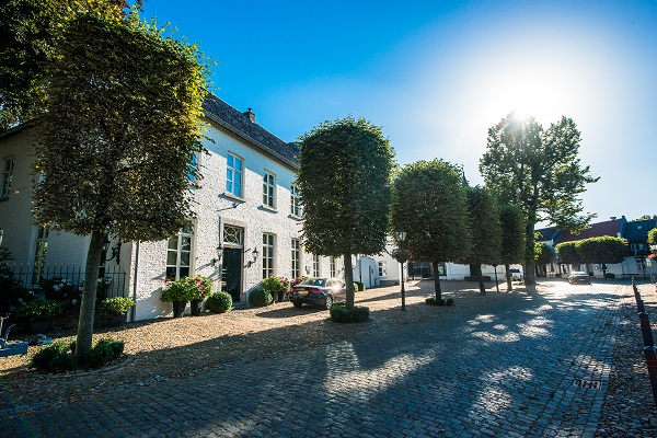 De zon straalt in het centrum van Stevensweert