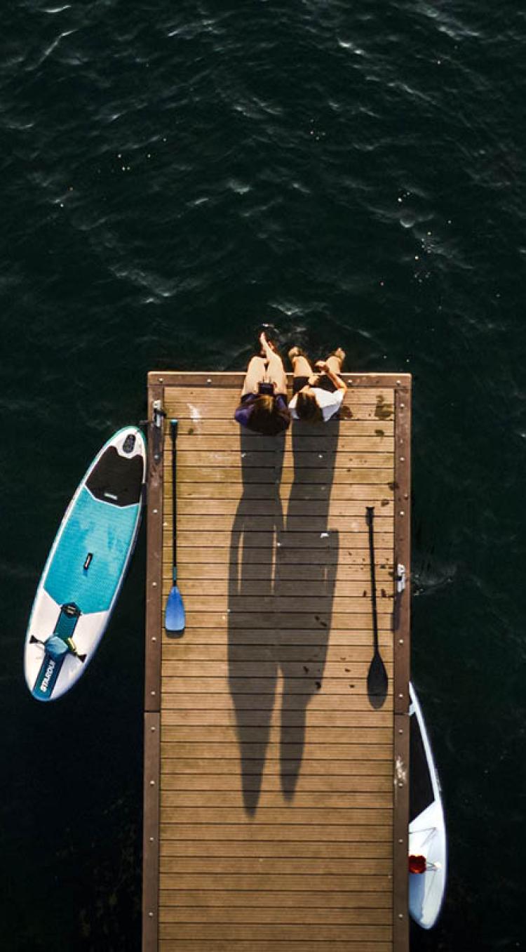 twee meiden op een steiger met supboards