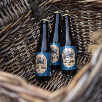 Flesjes Gagelbier, een typisch Limburgs biertje, liggen in een fietsmand