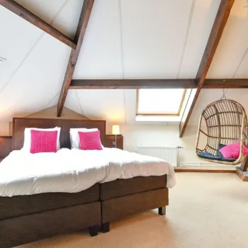 Stijlvolle hotelkamer bij Hostellerie Munten in Weert met luxe inrichting en warme, moderne afwerking.