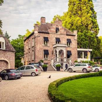 Kasteeltje Hattem in Roermond, een karakteristiek gebouw in het stadspark met oprijlaan, groen en bijgebouwen.