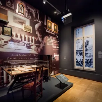 Werkplek van Pierre Cuypers in het Cuypershuis in Roermond, met bureau, documenten en wandbeelden.